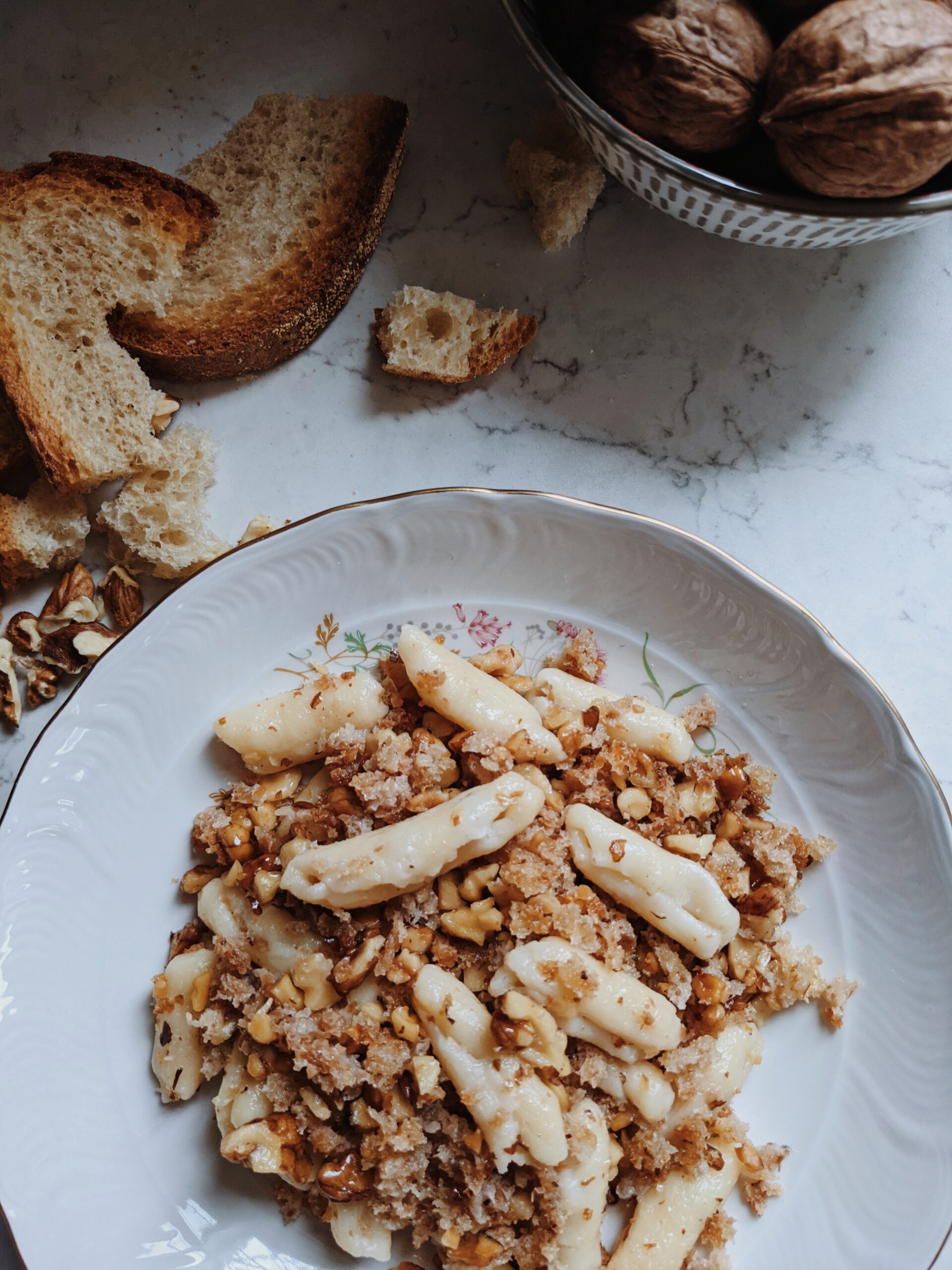 Pasta con Mollica e Noci (Breadcrumbs and Walnuts)